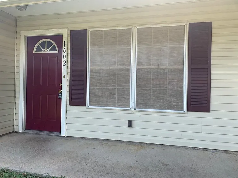 1602 W Elm St — Photo 14