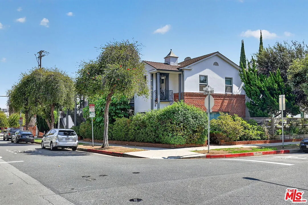 1 bed, 1.0 bath, 665 sqft, $2,400 — Photo 1