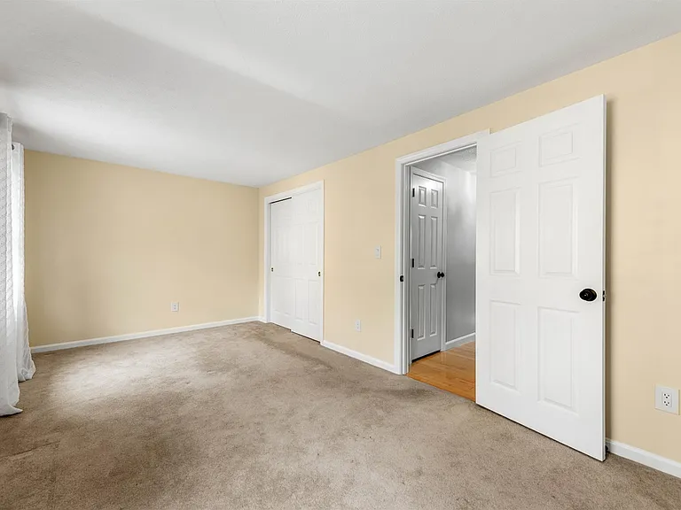 27 Glastonbury Dr — Photo 4