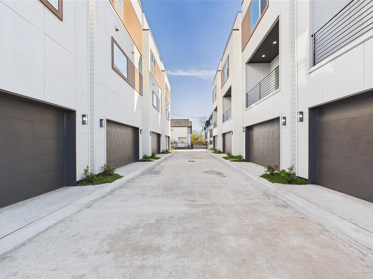 3 bed, 3.5 bath, 2019 sqft, $2,700 — Photo 4