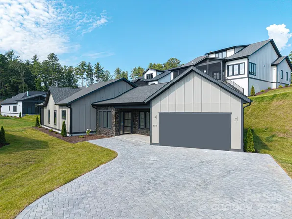 327 Avery Trail Dr #33, Arden, NC 28704