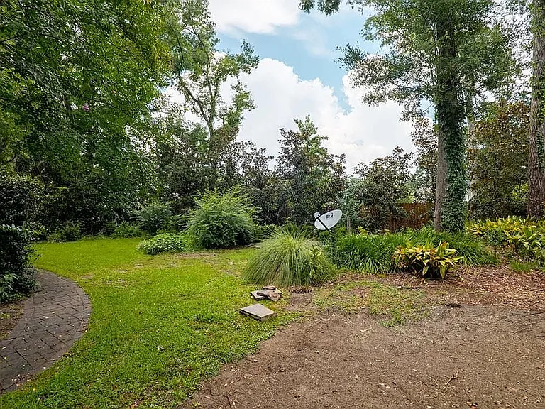 1009 Williamsburg Dr — Photo 36