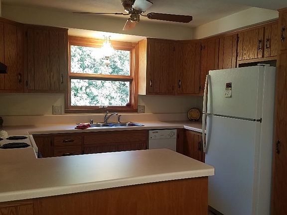 4th image of 1029 Oxford Ct