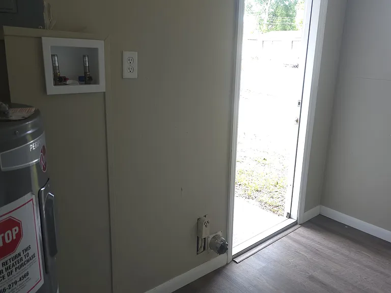 4555 Malibu St — Photo 2
