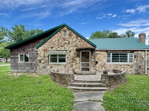 317 N 4th St, Humboldt, KS 66748