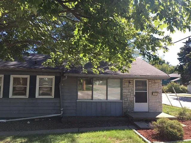 3 bed, 888 sqft, $1,550 — Photo 1