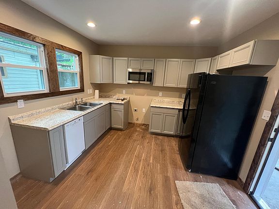 3rd image of 613 1/2 E Montgomery St