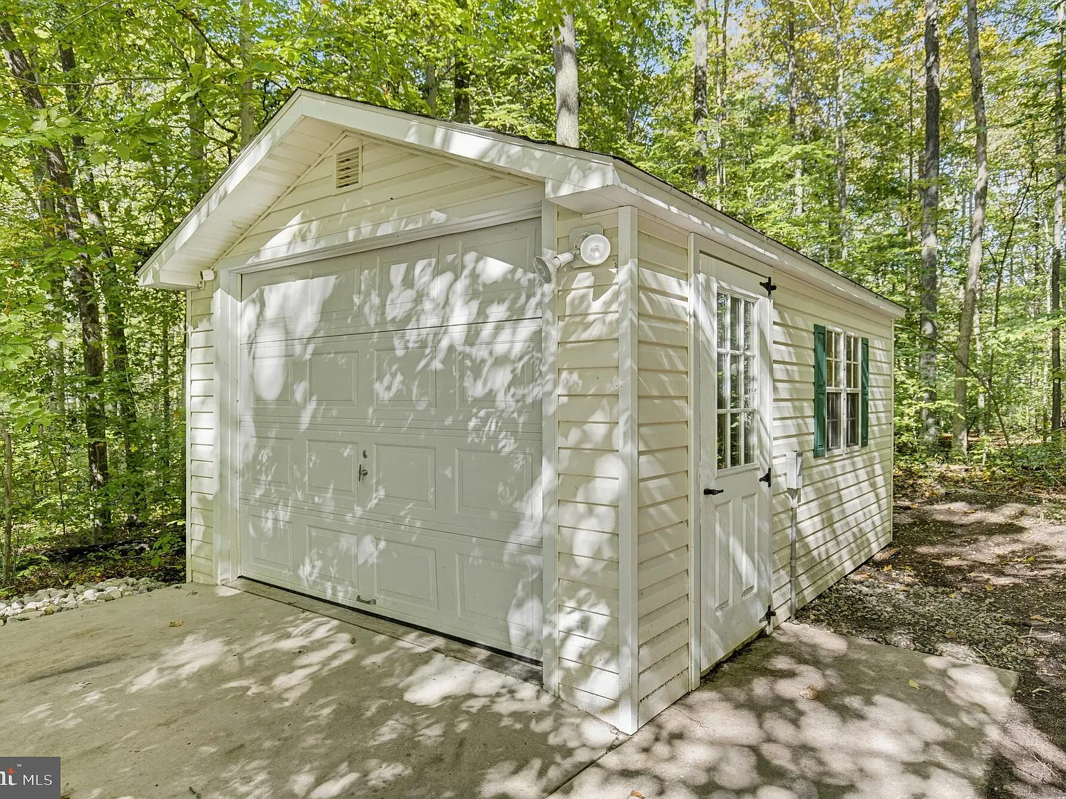 3 bed, 1.0 bath, 1068 sqft, $2,400 — Photo 4