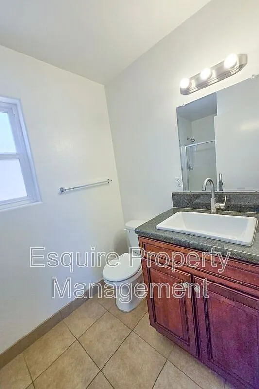 1263 S Oxnard Blvd — Photo 4