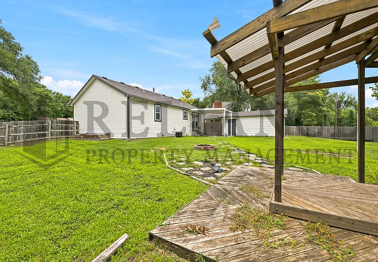 516 N Lakeside Dr — Photo 10