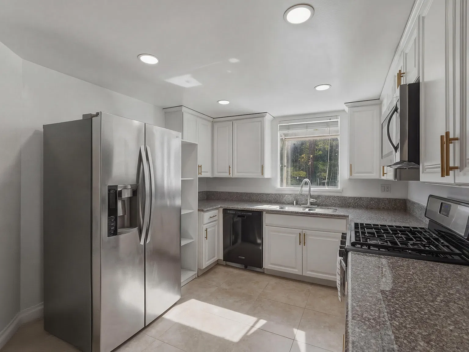 2 bed, 910 sqft, $2,590 — Photo 4