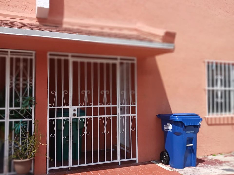 1st image of 100 SW 110th Ave APT 104-1