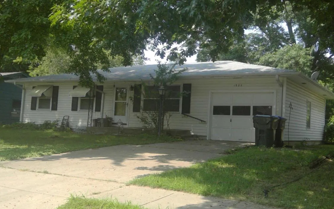 1925 SW Crest Dr — Photo 1