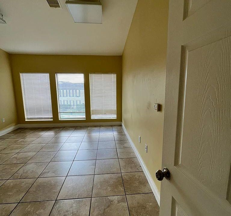 2nd image of 2724 Crossview Dr #109