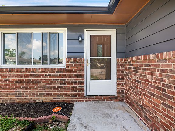 4th image of 221 Fisher Ct
