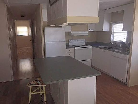 3rd image of 160 Lakeview Dr