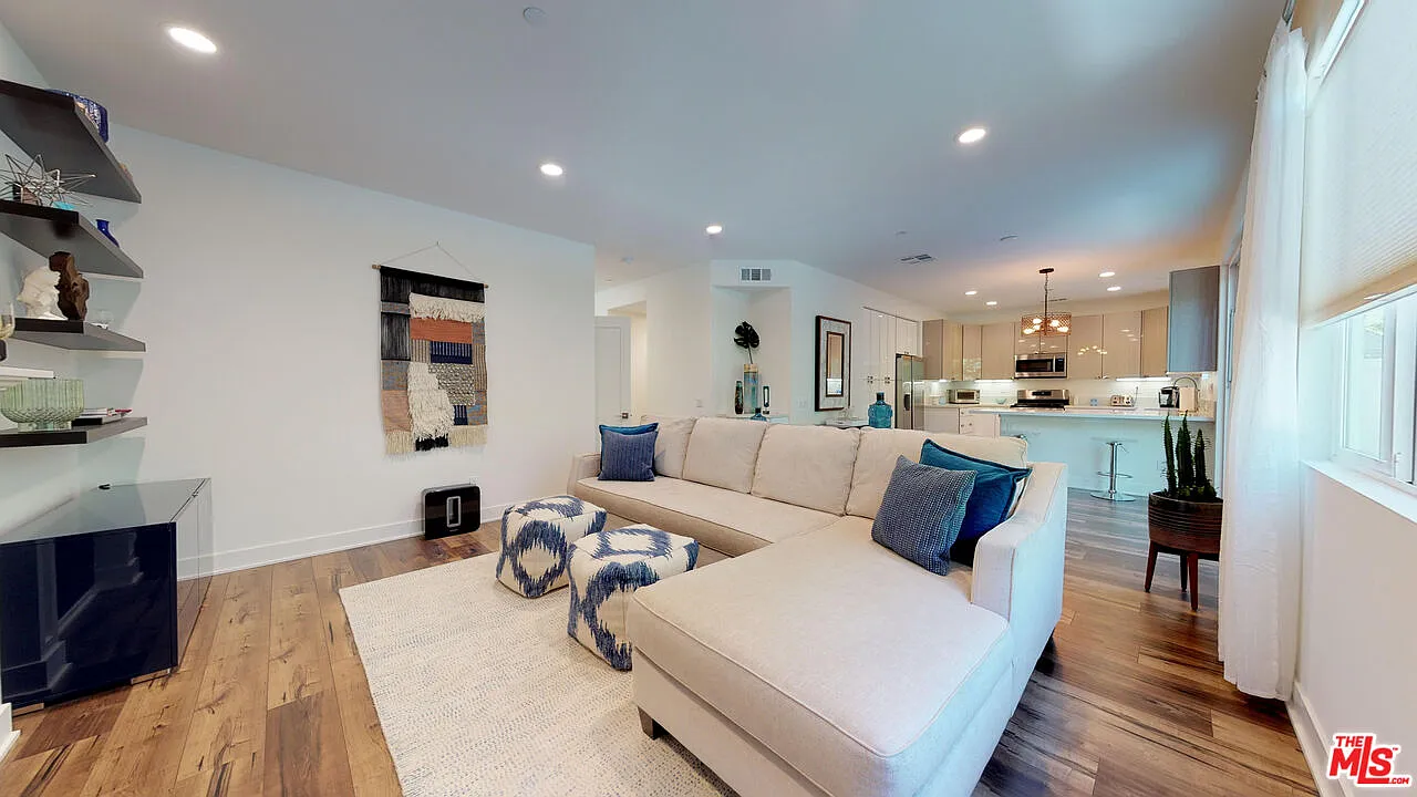 5 bed, 4.0 bath, 2698 sqft, $5,600 — Photo 4