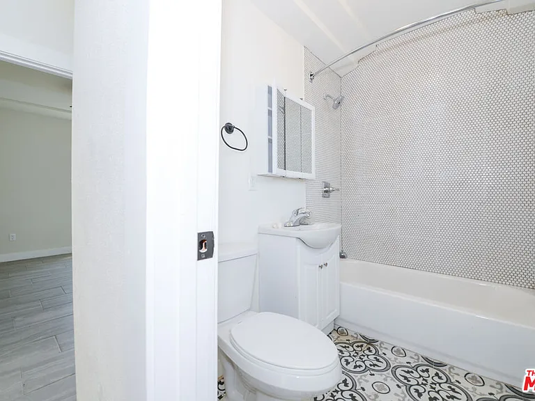 520 W 82nd St #524-1/4 — Photo 9