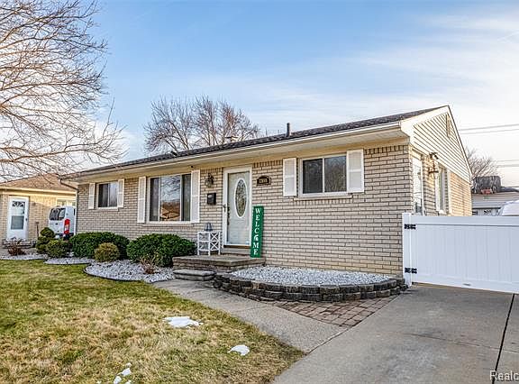 3rd image of 32689 Lone Pine Dr