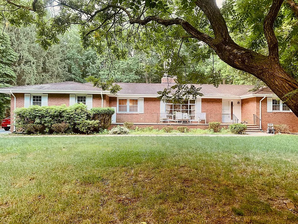 125 Alexander Dr photo 1