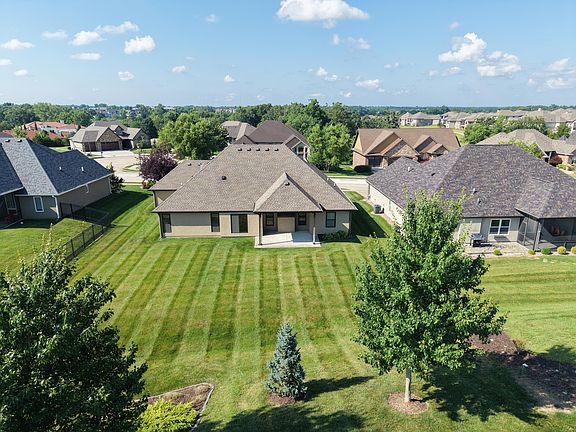 3rd image of 606 Old Hawthorne Dr E