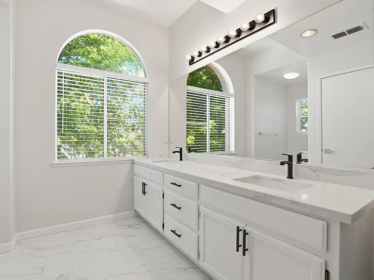 419 Pioneer Ave — Photo 12
