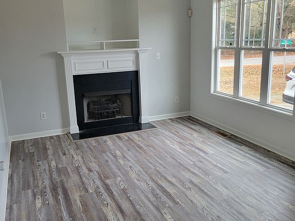 5th image of 10 Brookdale Dr