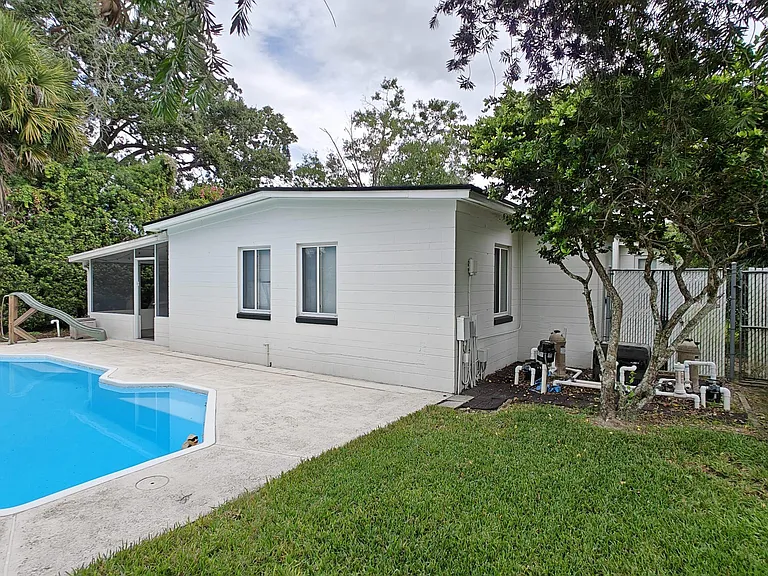 1612 Northumberland Ave — Photo 3