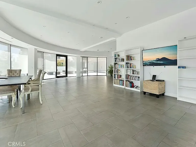 210 N Monterey St — Photo 12