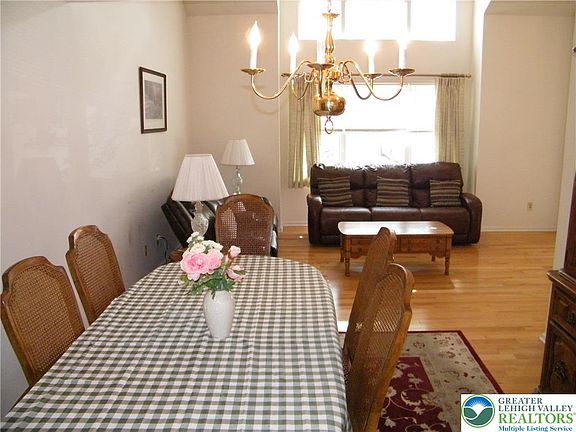 3rd image of 322 Surrey Pl #322