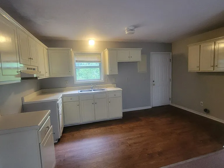 408 Memorial Park Dr — Photo 2