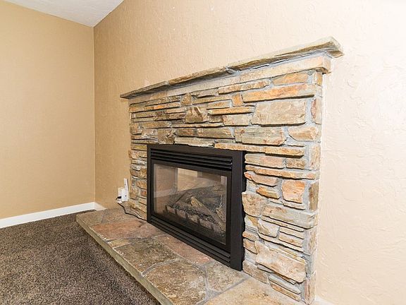 3rd image of 1910 Caribou St