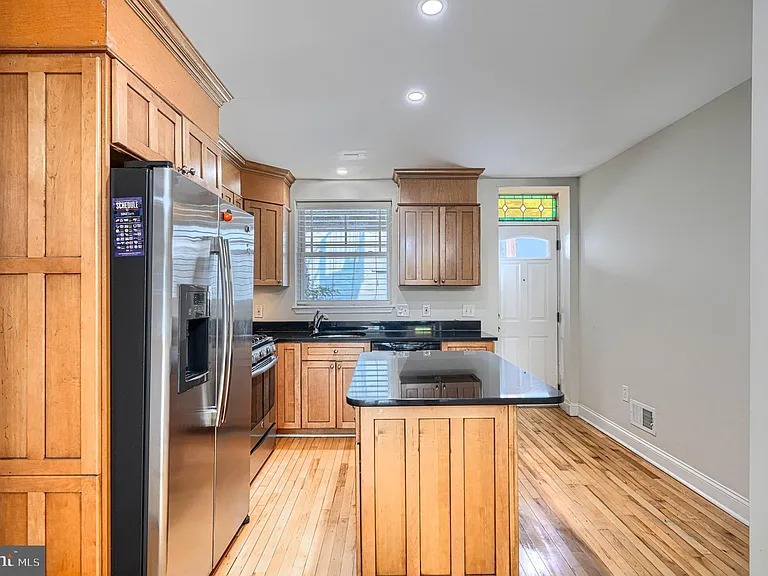 609 S East Ave — Photo 5