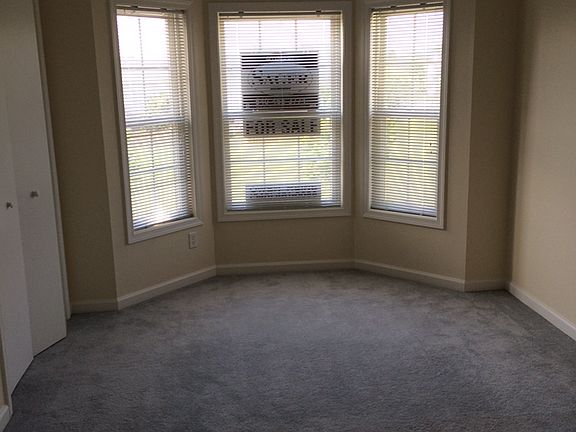 Large bedroom, 2 closets