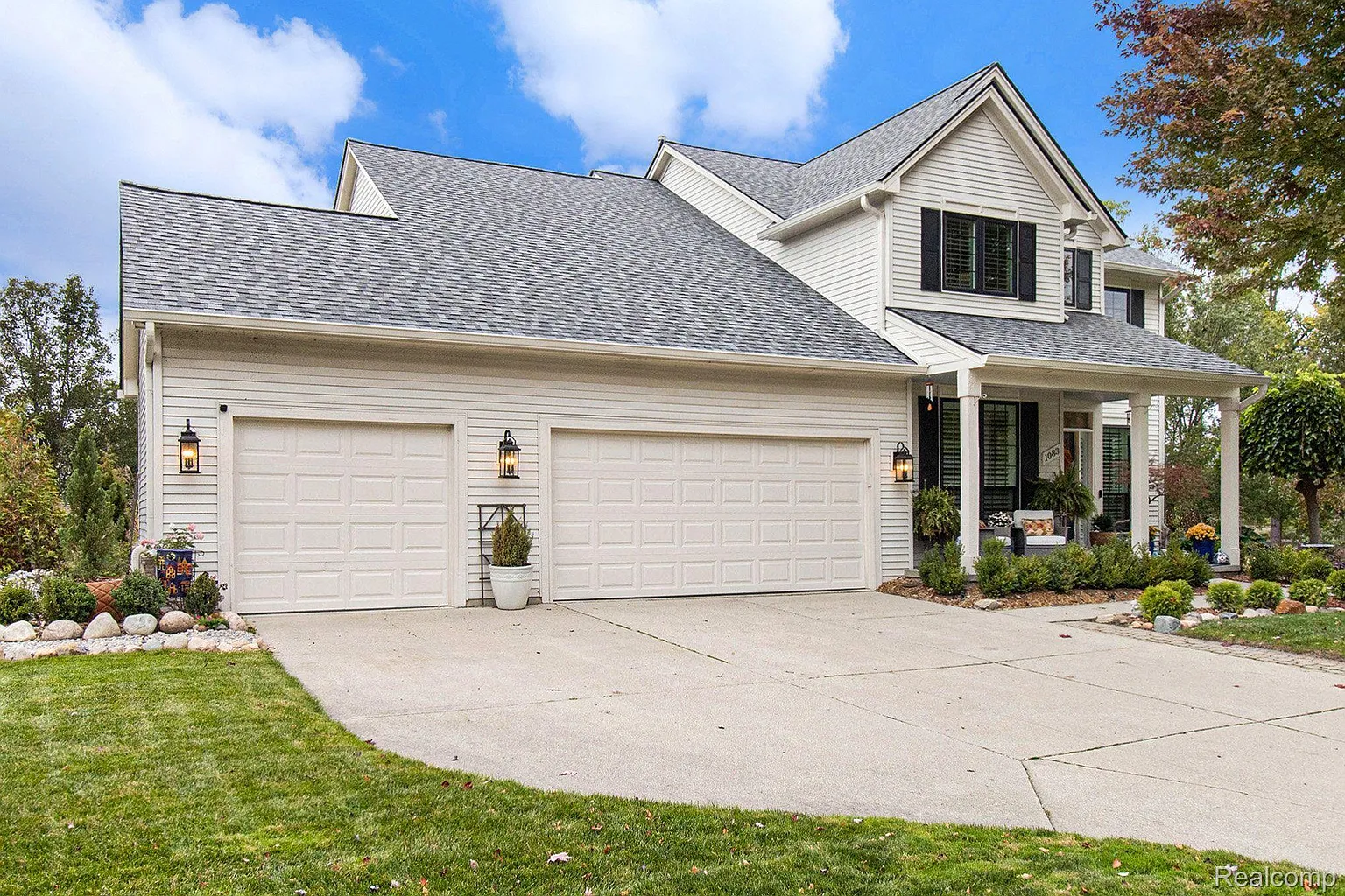 1083 Equestrian Dr photo 1