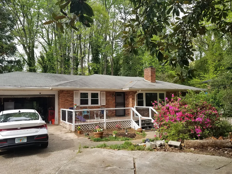 2079 Honeysuckle Ln SW