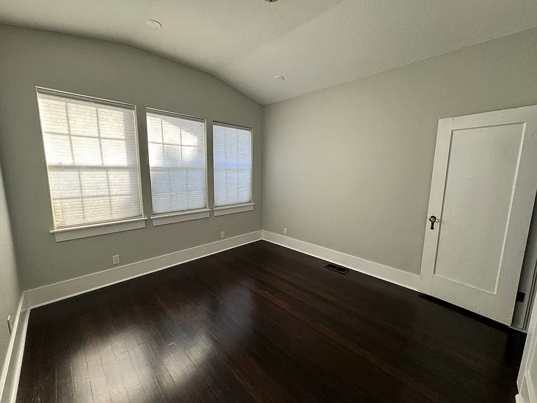 498 Johnston St — Photo 23