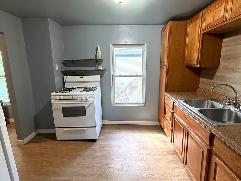 12 Brown Ave #B — Photo 4