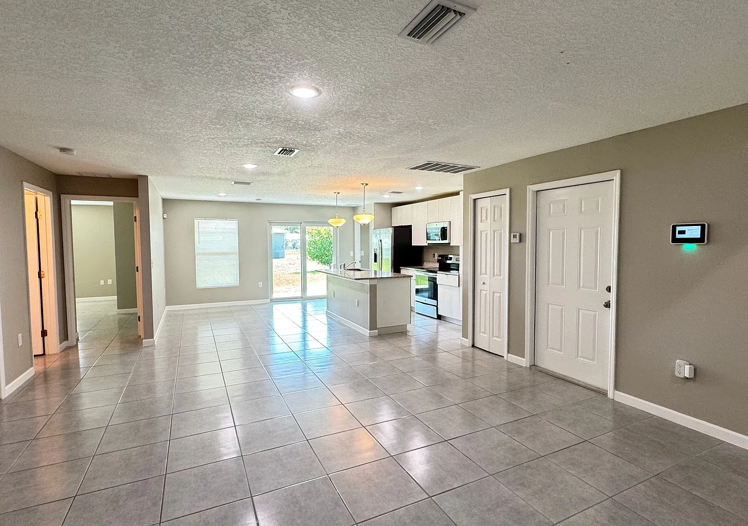 Amazing 4 Bedroom, 2 Bathroom Home in Palm Bay!! — Photo 2