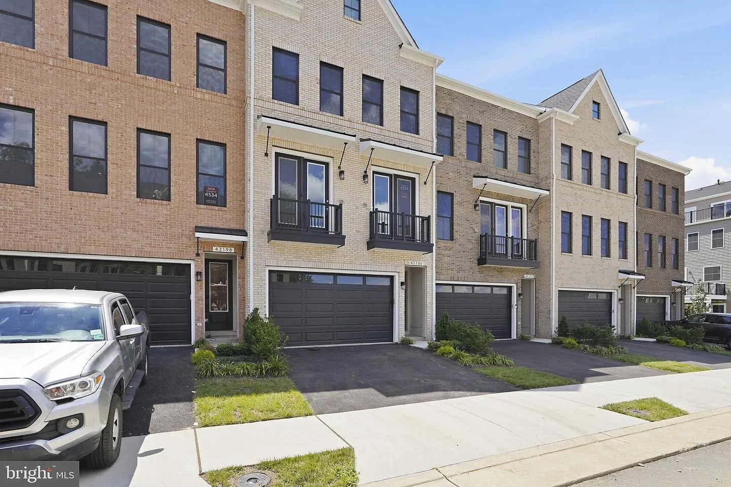 4 bed, 5.0 bath, 2986 sqft, $4,200 — Photo 1