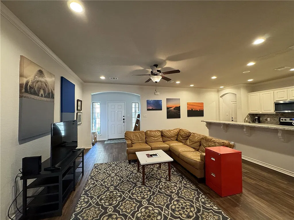 3 bed, 2.5 bath, 1598 sqft, $2,250 — Photo 2