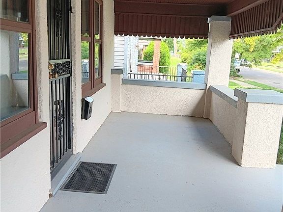 5th image of 2300 Oakridge Dr