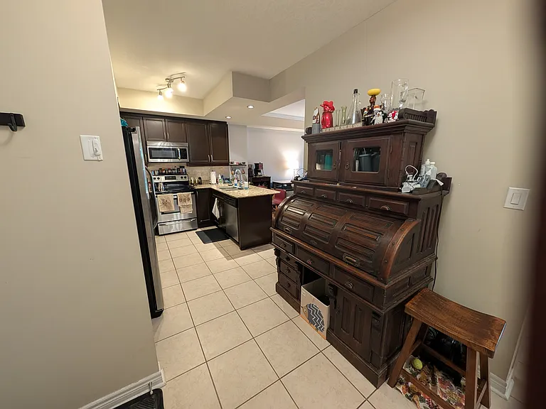 539 Belmont Ave W #102 — Photo 2