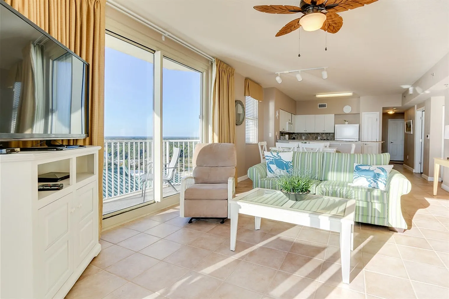 3 bed, 3.0 bath, 1420 sqft, $5,853 — Photo 3