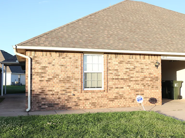 1215 Eastgate Dr — Photo 2
