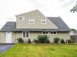 27 Mockingbird Ln, Levittown, NY 11756