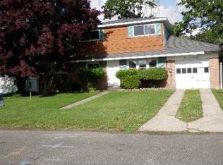1076 Thompson Dr, Bay Shore, NY 11706