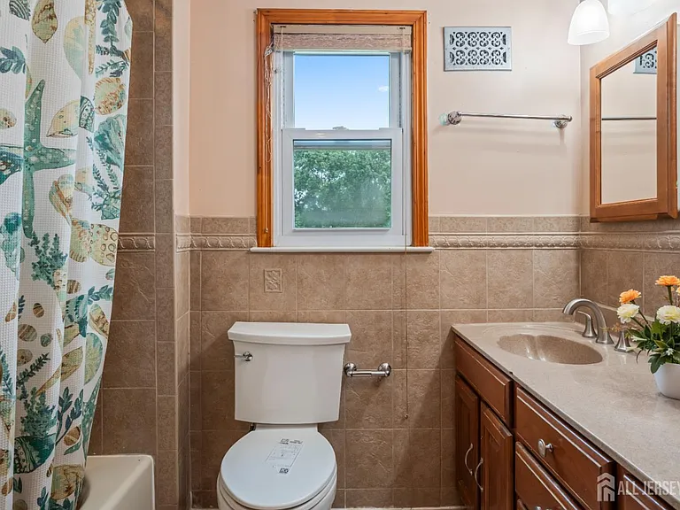 16 London Dr — Photo 24