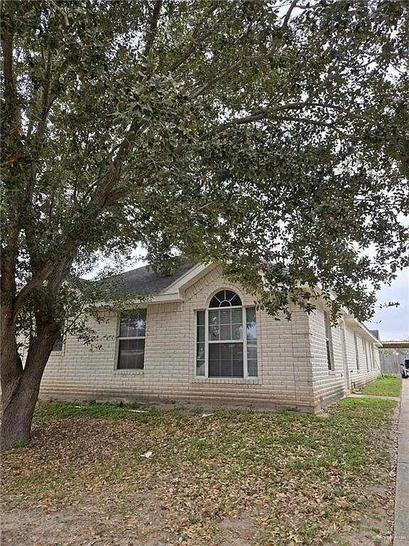 3 bed, 3.0 bath, 4480 sqft, $975 — Photo 1