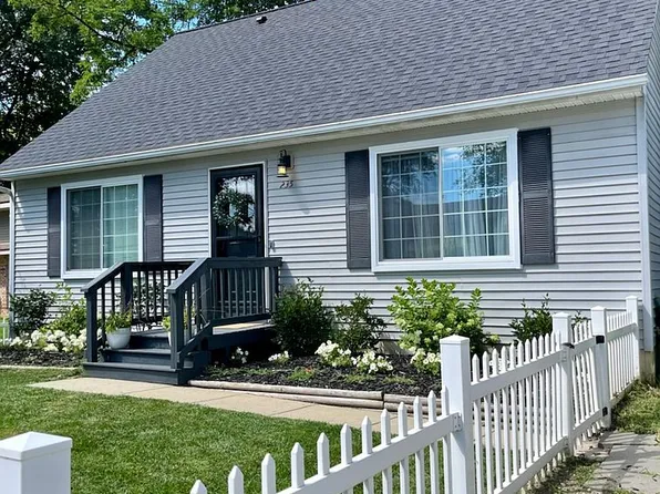 235 Glenmoor Dr, Whitmore Lake, MI 48189